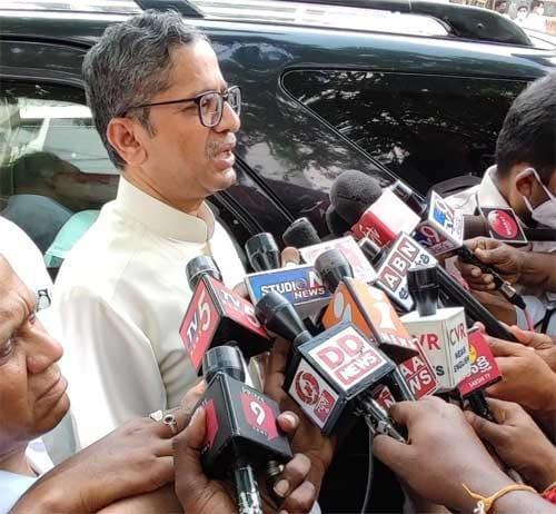 డాలర్ శేషాద్రితో 25ఏళ్ల అనుబంధం: ఎన్వీ రమణ డాలర్ శేషాద్రితో 25ఏళ్ల అనుబంధం: ఎన్వీ రమణ