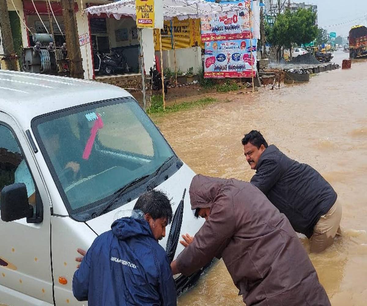 నెల్లూరు: వరదలో చిక్కుకున్న వాహనం.. ఈదుకుంటూ వెళ్లి రక్షించిన పోలీసులు నెల్లూరు: వరదలో చిక్కుకున్న వాహనం.. ఈదుకుంటూ వెళ్లి రక్షించిన పోలీసులు