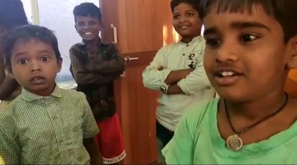 పెన్సిల్ పోయిందని పోలీస్స్టేషన్ లో ఫిర్యాదు (వీడియో వైరల్) పెన్సిల్ పోయిందని పోలీస్స్టేషన్ లో ఫిర్యాదు (వీడియో వైరల్)