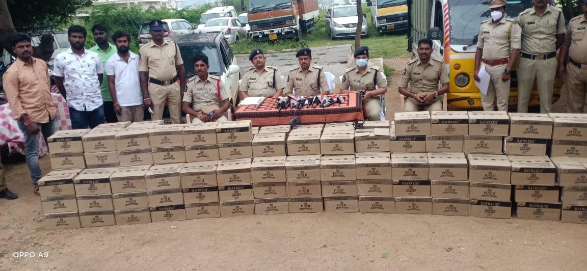 కర్నాటక మద్యంపై సెబ్ ఆధ్వర్యంలో ఉక్కుపాదం… భారీగా మద్యం పట్టివేత కర్నాటక మద్యంపై సెబ్ ఆధ్వర్యంలో ఉక్కుపాదం… భారీగా మద్యం పట్టివేత
