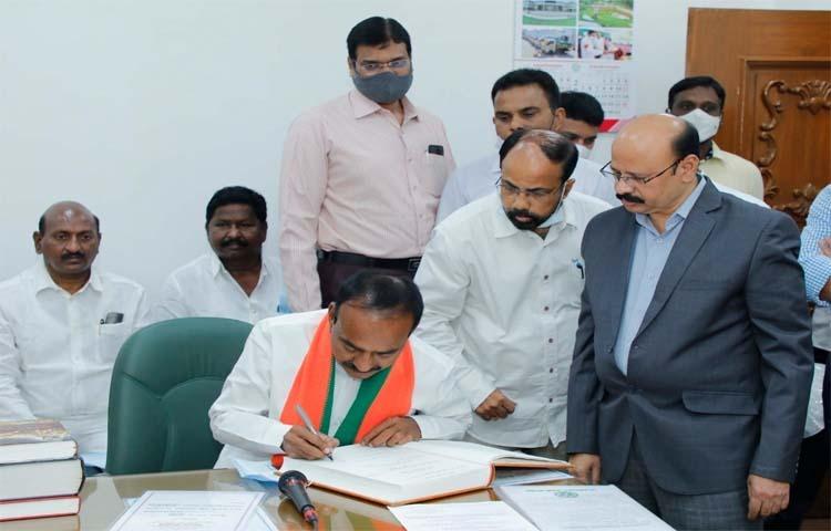 ఎమ్మెల్యేగా ఈటల ప్రమాణస్వీకారం ఎమ్మెల్యేగా ఈటల ప్రమాణస్వీకారం