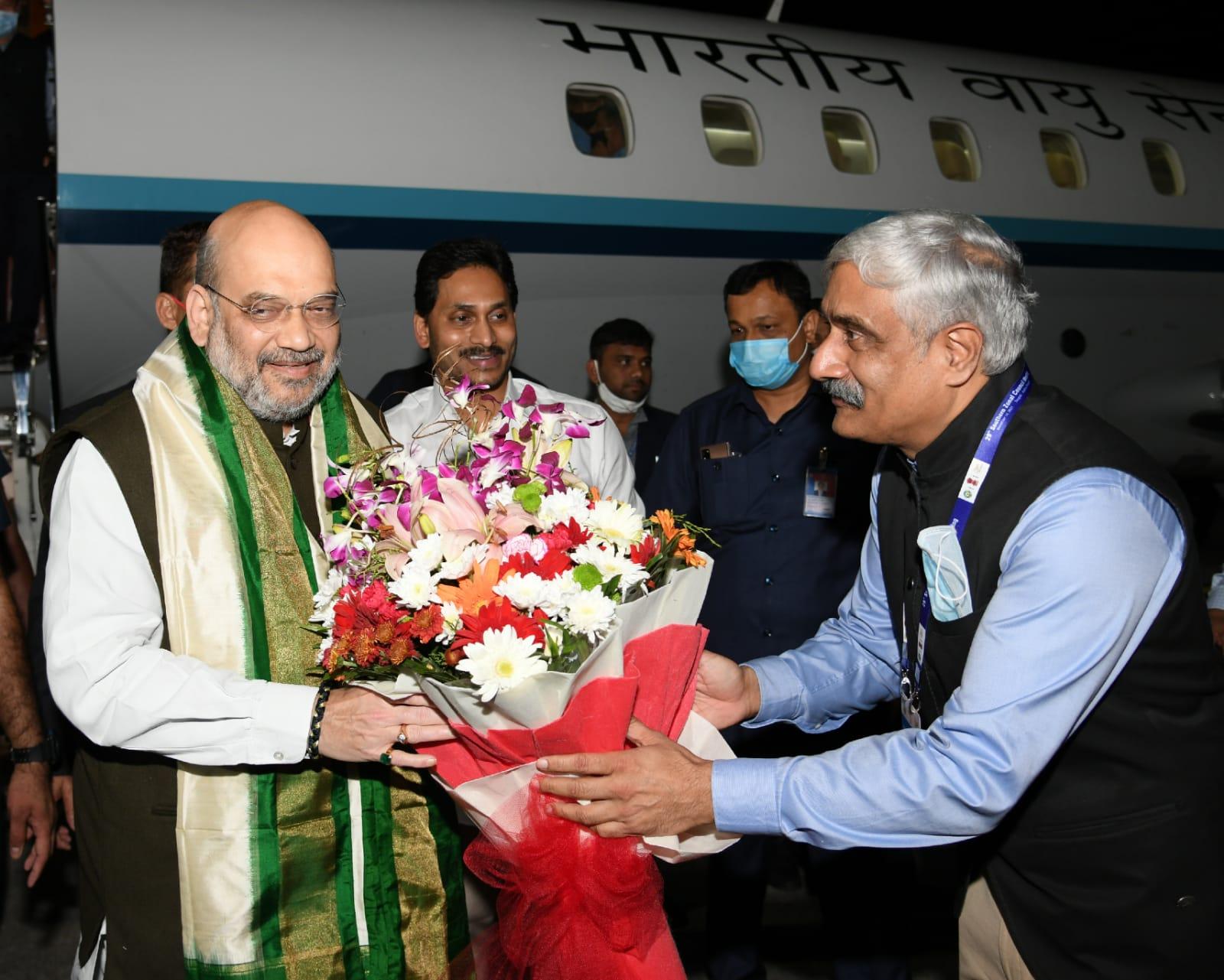 అమిత్షాకు ఘనస్వాగతం పలికిన సీఎం జగన్ అమిత్షాకు ఘనస్వాగతం పలికిన సీఎం జగన్