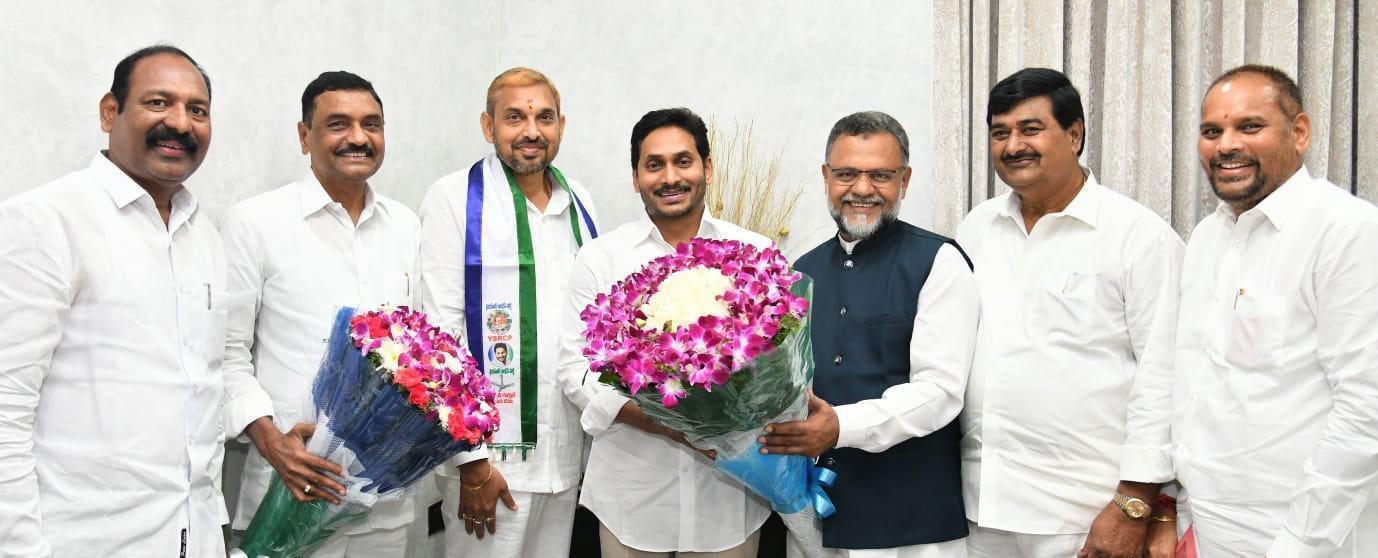 ఆంధ్రప్రదేశ్: బీ–ఫారం అందుకున్న ఎమ్మెల్సీ అభ్యర్ధులు ఆంధ్రప్రదేశ్: బీ–ఫారం అందుకున్న ఎమ్మెల్సీ అభ్యర్ధులు