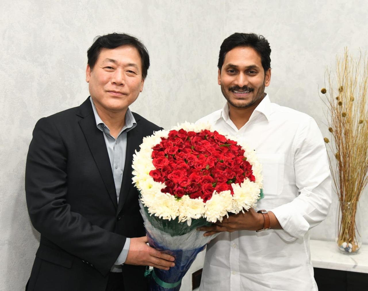 సీఎం జగన్ను కలిసిన కియా ఇండియా మేనేజ్మెంట్ సీఎం జగన్ను కలిసిన కియా ఇండియా మేనేజ్మెంట్