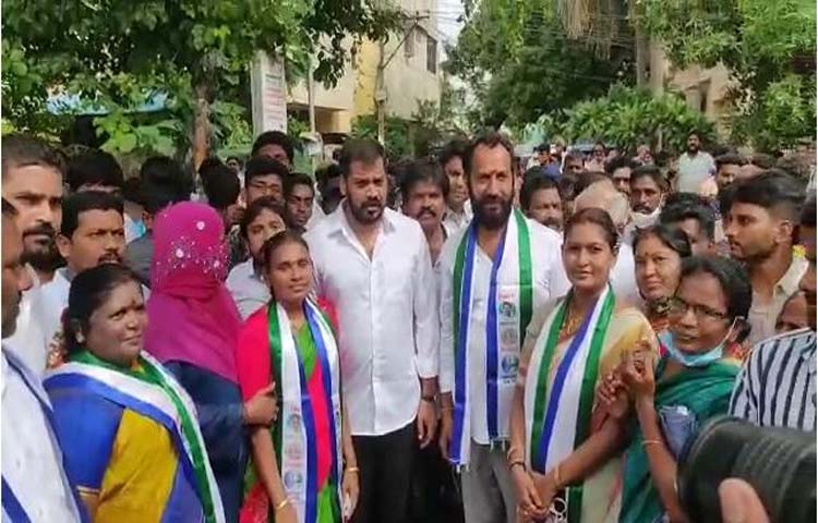 అనిల్ యాదవ్ ఆద్వర్యంలో వైసీపీ నామినేషన్లు అనిల్ యాదవ్ ఆద్వర్యంలో వైసీపీ నామినేషన్లు