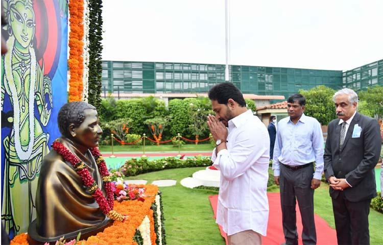 ఘనంగా రాష్ట్ర అవతరణ వేడుకలు ఘనంగా రాష్ట్ర అవతరణ వేడుకలు