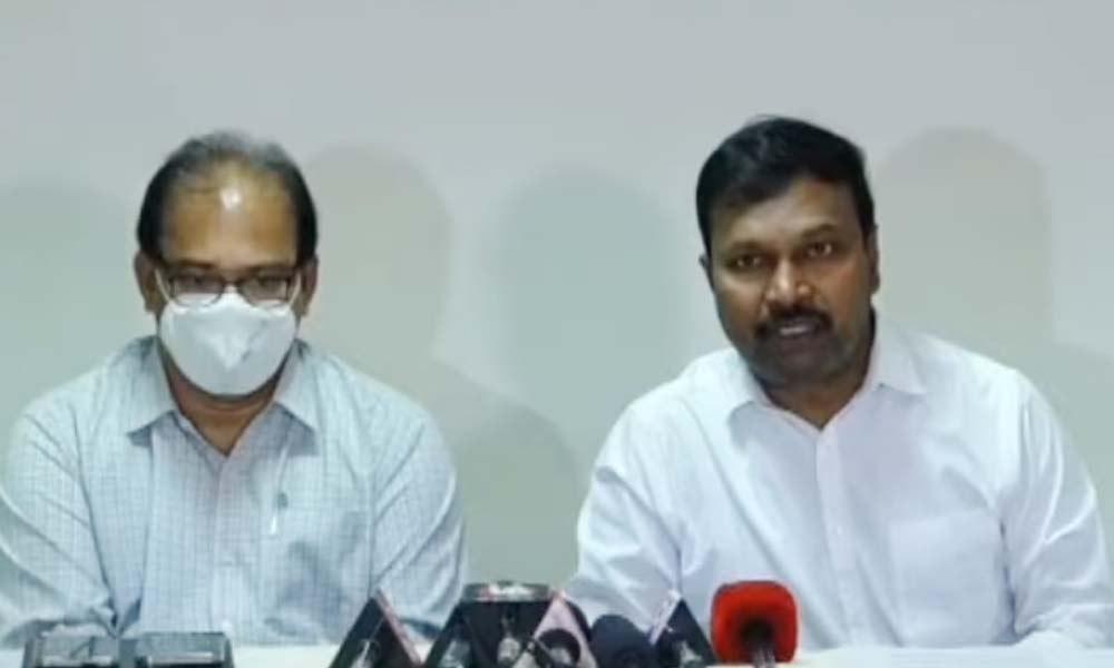ప్రజలెవరూ ఆందోళన చెందొద్దు.. ఒమిక్రాన్ను ఎదుర్కొనేందుకు సిద్ధం: డీహెచ్ శ్రీనివాసరావు ప్రజలెవరూ ఆందోళన చెందొద్దు.. ఒమిక్రాన్ను ఎదుర్కొనేందుకు సిద్ధం: డీహెచ్ శ్రీనివాసరావు