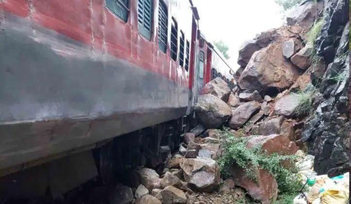 బెంగళూరు: కన్నూరు-బెంగళూరు ఎక్స్ప్రెస్ రైలుకు తప్పిన ప్రమాదం బెంగళూరు: కన్నూరు-బెంగళూరు ఎక్స్ప్రెస్ రైలుకు తప్పిన ప్రమాదం