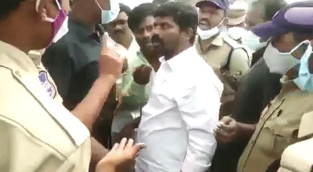 తెలంగాణ: పోలీసులను ఏంట్రా అన్న ఎమ్మెల్యే .. ఎదురు తిరిగిన పోలీసులు (వీడియో) తెలంగాణ: పోలీసులను ఏంట్రా అన్న ఎమ్మెల్యే .. ఎదురు తిరిగిన పోలీసులు (వీడియో)