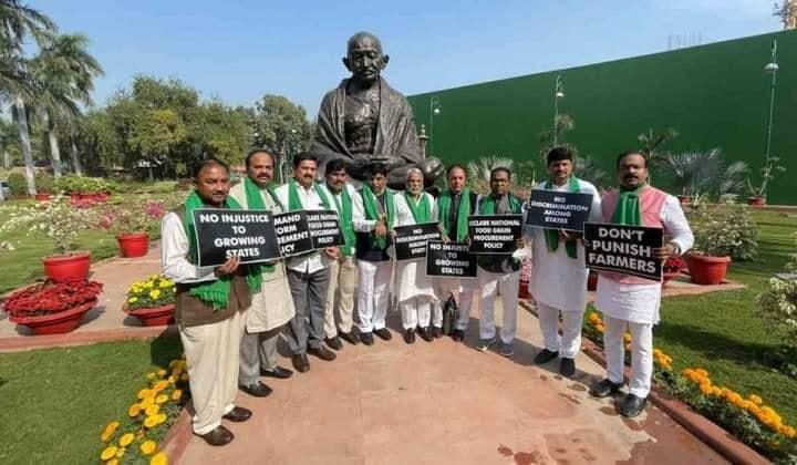 రైతులను శిక్షించొద్దు.. పార్లమెంట్లో గాంధీ విగ్రహం వద్ద టీఆర్ఎస్ ఎంపీల నిరసన రైతులను శిక్షించొద్దు.. పార్లమెంట్లో గాంధీ విగ్రహం వద్ద టీఆర్ఎస్ ఎంపీల నిరసన