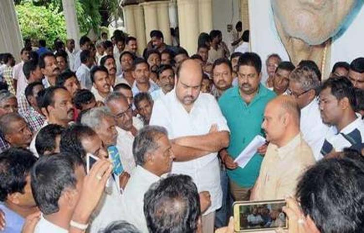 బొబ్బిలి ఎన్సీఎస్ చెక్కెర ఫ్యాక్ట్రీవద్ద ఉద్రీక్తత బొబ్బిలి ఎన్సీఎస్ చెక్కెర ఫ్యాక్ట్రీవద్ద ఉద్రీక్తత