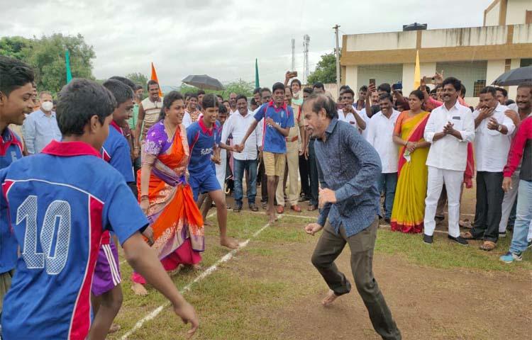 భర్తతో కబడ్డీ ఆడిన రోజా..! భర్తతో కబడ్డీ ఆడిన రోజా..!