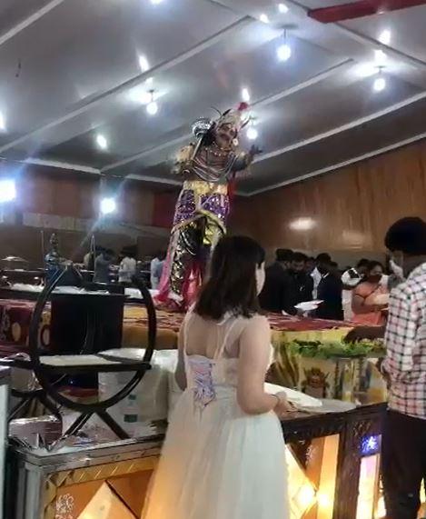 ఫంక్షన్లలో నయా ట్రెండ్ (వీడియో) ఫంక్షన్లలో నయా ట్రెండ్ (వీడియో)