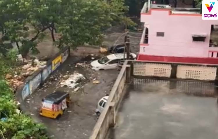 తిరుమల: కార్లు, ఇండ్లు ఎలా కొట్టుకుపోతున్నాయో చూడండి తిరుమల: కార్లు, ఇండ్లు ఎలా కొట్టుకుపోతున్నాయో చూడండి