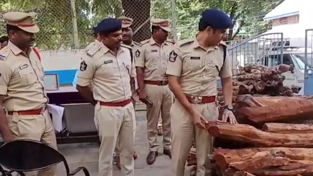 నాగార్జునా సాగర్ లో ఎర్ర చందనం స్వాధీనం (వీడియో) నాగార్జునా సాగర్ లో ఎర్ర చందనం స్వాధీనం (వీడియో)