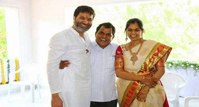 సిరివెన్నెల సీతారామ శాస్త్రి, డైరెక్టర్ త్రివిక్రమ్ దగ్గరి బంధువులు.. వరుసకు ఏమవుతారంటే..! సిరివెన్నెల సీతారామ శాస్త్రి, డైరెక్టర్ త్రివిక్రమ్ దగ్గరి బంధువులు.. వరుసకు ఏమవుతారంటే..!