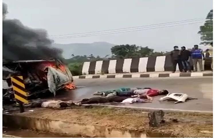 చిత్తూరు జిల్లాలో ఘోర రోడ్డు ప్రమాదం.. ఐదుగురు మృతి(వీడియో) చిత్తూరు జిల్లాలో ఘోర రోడ్డు ప్రమాదం.. ఐదుగురు మృతి(వీడియో)