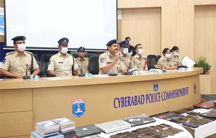 SBI బ్యాంకు పేరుతో నకిలీ కాల్ సెంటర్.. 14మంది ఘరానా మోసగాళ్లు అరెస్ట్ SBI బ్యాంకు పేరుతో నకిలీ కాల్ సెంటర్.. 14మంది ఘరానా మోసగాళ్లు అరెస్ట్