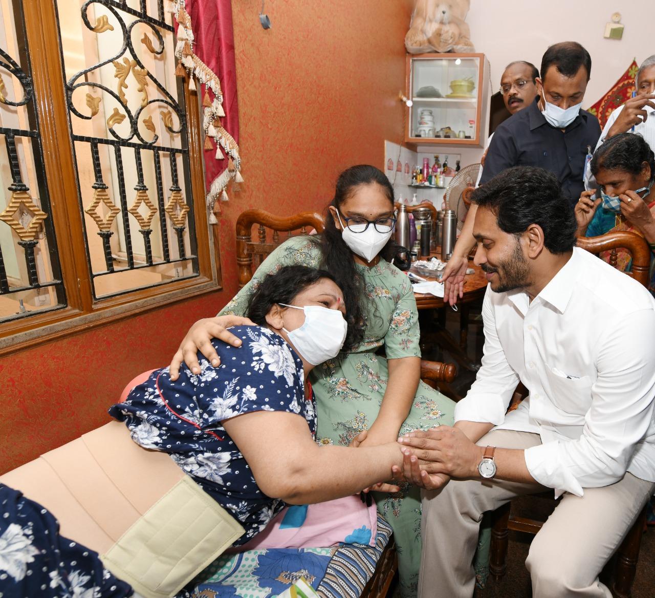 జగనన్నా.. నిన్ను చూడాలని ఉంది జగనన్నా.. నిన్ను చూడాలని ఉంది