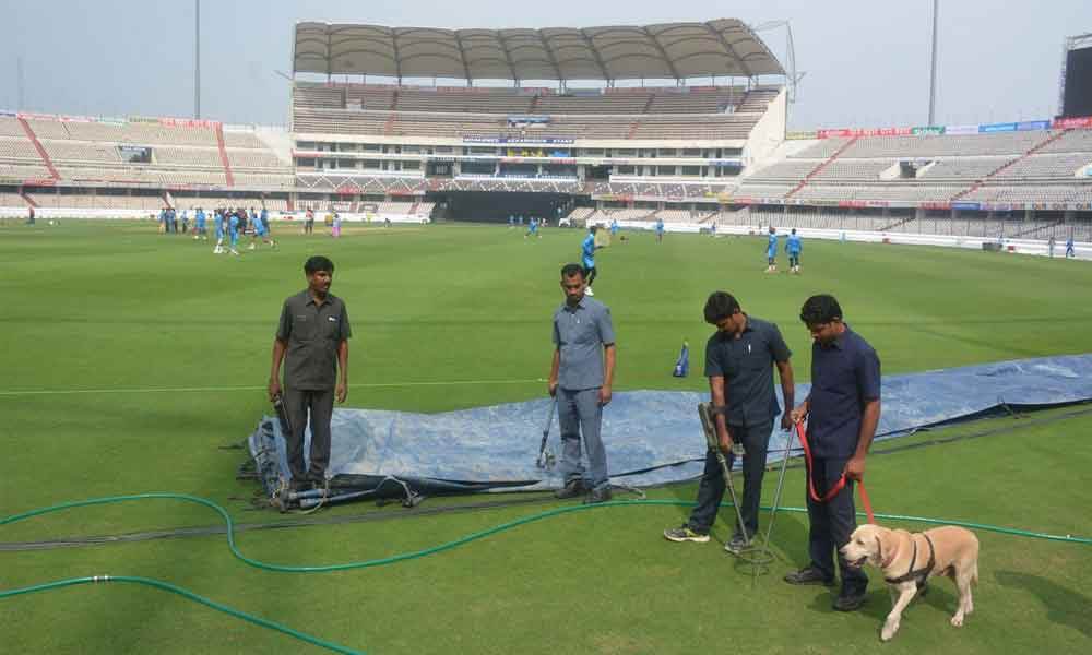 నిఘా నీడలో ఉప్పల్ స్టేడియం.. సెల్ఫోన్, ఇయర్ ఫోన్స్కు అనుమతి నిఘా నీడలో ఉప్పల్ స్టేడియం.. సెల్ఫోన్, ఇయర్ ఫోన్స్కు అనుమతి