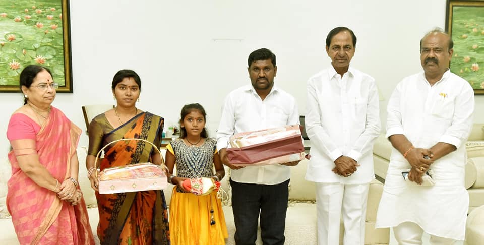 తొమ్మిదేళ్ల కల..! చిన్నారికి నామకరణం చేసిన సీఎం కేసీఆర్ తొమ్మిదేళ్ల కల..! చిన్నారికి నామకరణం చేసిన సీఎం కేసీఆర్