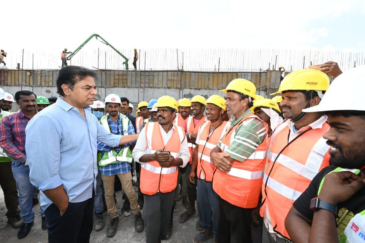 మురుగునీటి శుద్ధి కేంద్రాన్నిపరిశీలించిన మంత్రి కేటీఆర్ మురుగునీటి శుద్ధి కేంద్రాన్నిపరిశీలించిన మంత్రి కేటీఆర్