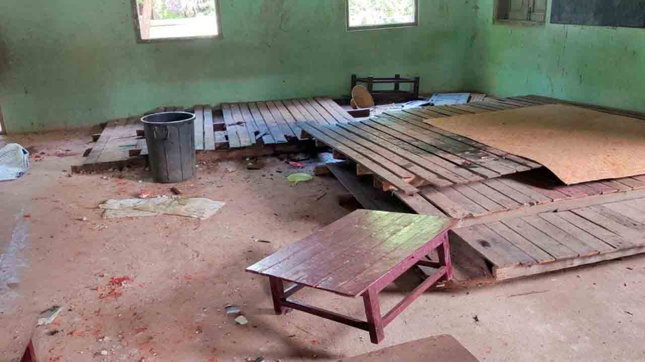 స్కూల్పై ఆర్మీ హెలికాప్టర్ కాల్పులు.. ఆరుగురు చిన్నారులు మృతి స్కూల్పై ఆర్మీ హెలికాప్టర్ కాల్పులు.. ఆరుగురు చిన్నారులు మృతి