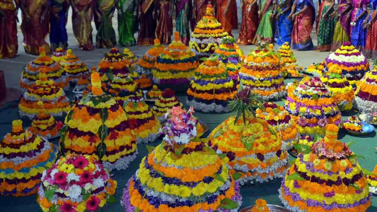 తెలంగాణ వ్యాప్తంగా బతుకమ్మ ఉత్సవాలు ప్రారంభం తెలంగాణ వ్యాప్తంగా బతుకమ్మ ఉత్సవాలు ప్రారంభం