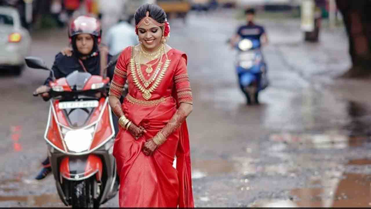కలర్ఫుల్గా పెళ్లికూతురు.. బురద నీటిలో ఫోటో షూట్.. వీడియో కలర్ఫుల్గా పెళ్లికూతురు.. బురద నీటిలో ఫోటో షూట్.. వీడియో