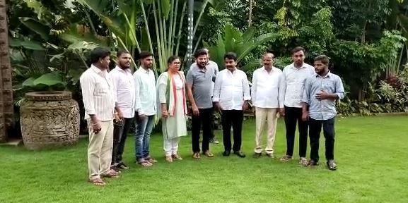 రేవంత్ రెడ్డిని కలిసిన పాల్వాయి స్రవంతి, చల్లమల్ల కృష్ణా రెడ్డి రేవంత్ రెడ్డిని కలిసిన పాల్వాయి స్రవంతి, చల్లమల్ల కృష్ణా రెడ్డి