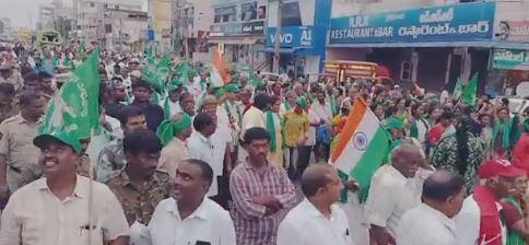 అమరావతి యాత్ర కలెక్షన్ బాగుంది..! తొలిరోజు రూ.16 లక్షలు అమరావతి యాత్ర కలెక్షన్ బాగుంది..! తొలిరోజు రూ.16 లక్షలు