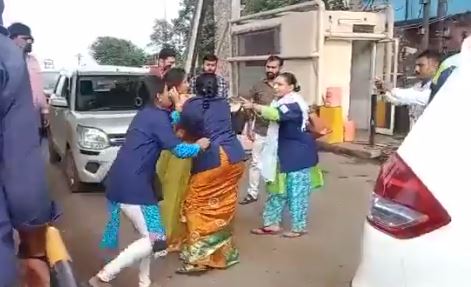 టోల్ ఫీజు వాగ్వాదం: జుట్లు పట్టుకుని కొట్టుకున్న మహిళలు.. వీడియో టోల్ ఫీజు వాగ్వాదం: జుట్లు పట్టుకుని కొట్టుకున్న మహిళలు.. వీడియో