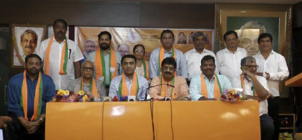 గోవాలో కాంగ్రెస్కు ఎదురుదెబ్బ.. బీజేపీలో చేరిన 8 మంది ఎమ్మెల్యేలు గోవాలో కాంగ్రెస్కు ఎదురుదెబ్బ.. బీజేపీలో చేరిన 8 మంది ఎమ్మెల్యేలు