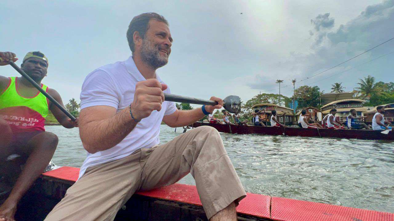కేరళ స్నేక్ బోట్ రేసులో పాల్గొన్న రాహుల్ గాంధీ (Video) కేరళ స్నేక్ బోట్ రేసులో పాల్గొన్న రాహుల్ గాంధీ (Video)