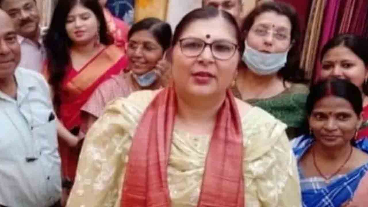 కండోమ్స్ కూడా అడిగేలా ఉన్నారు.. అమ్మాయిలపై ఐఏఎస్ ఫైర్ కండోమ్స్ కూడా అడిగేలా ఉన్నారు.. అమ్మాయిలపై ఐఏఎస్ ఫైర్