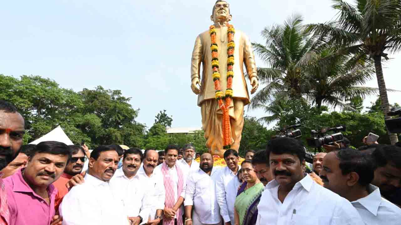 కొండా లక్ష్మణ్ బాపూజీ విగ్రహాన్ని ఆవిష్కరించిన కేటీఆర్ కొండా లక్ష్మణ్ బాపూజీ విగ్రహాన్ని ఆవిష్కరించిన కేటీఆర్
