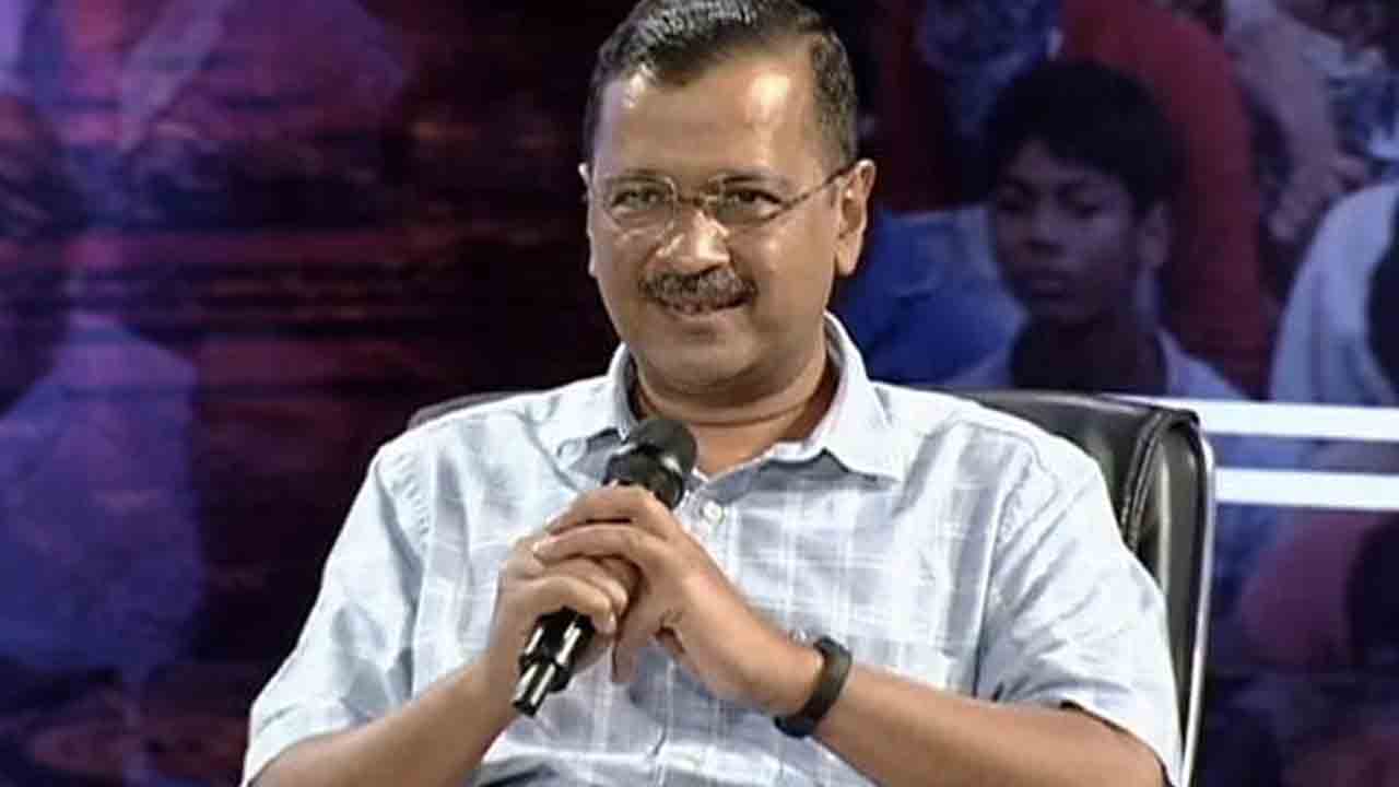మా ఇంటికి భోజనానికి రండి.. దళితుడికి సీఎం ఆహ్వానం మా ఇంటికి భోజనానికి రండి.. దళితుడికి సీఎం ఆహ్వానం