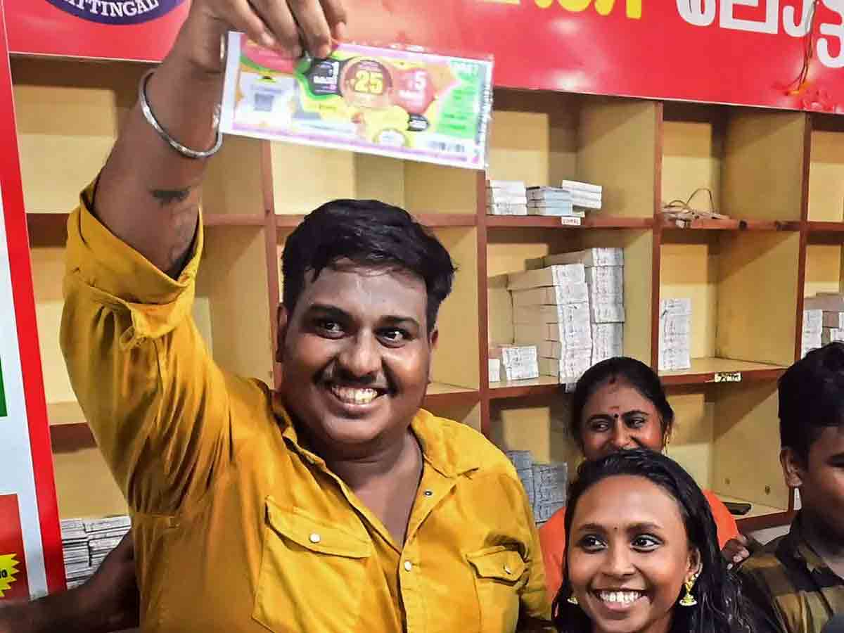 రాత్రికి రాత్రే రూ. 25 కోట్లు గెలుచుకున్న ఆటో డ్రైవర్ రాత్రికి రాత్రే రూ. 25 కోట్లు గెలుచుకున్న ఆటో డ్రైవర్