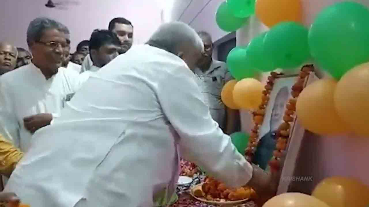 మోదీ ఫోటోలకు పూల దండలు.. ఏకిపారేస్తున్న నెటిజన్లు మోదీ ఫోటోలకు పూల దండలు.. ఏకిపారేస్తున్న నెటిజన్లు