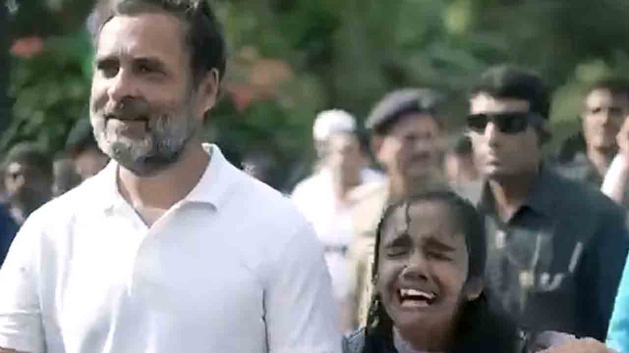 రాహుల్ను హత్తుకొని ఏడ్చేసిన యువతి.. వీడియో వైరల్ రాహుల్ను హత్తుకొని ఏడ్చేసిన యువతి.. వీడియో వైరల్