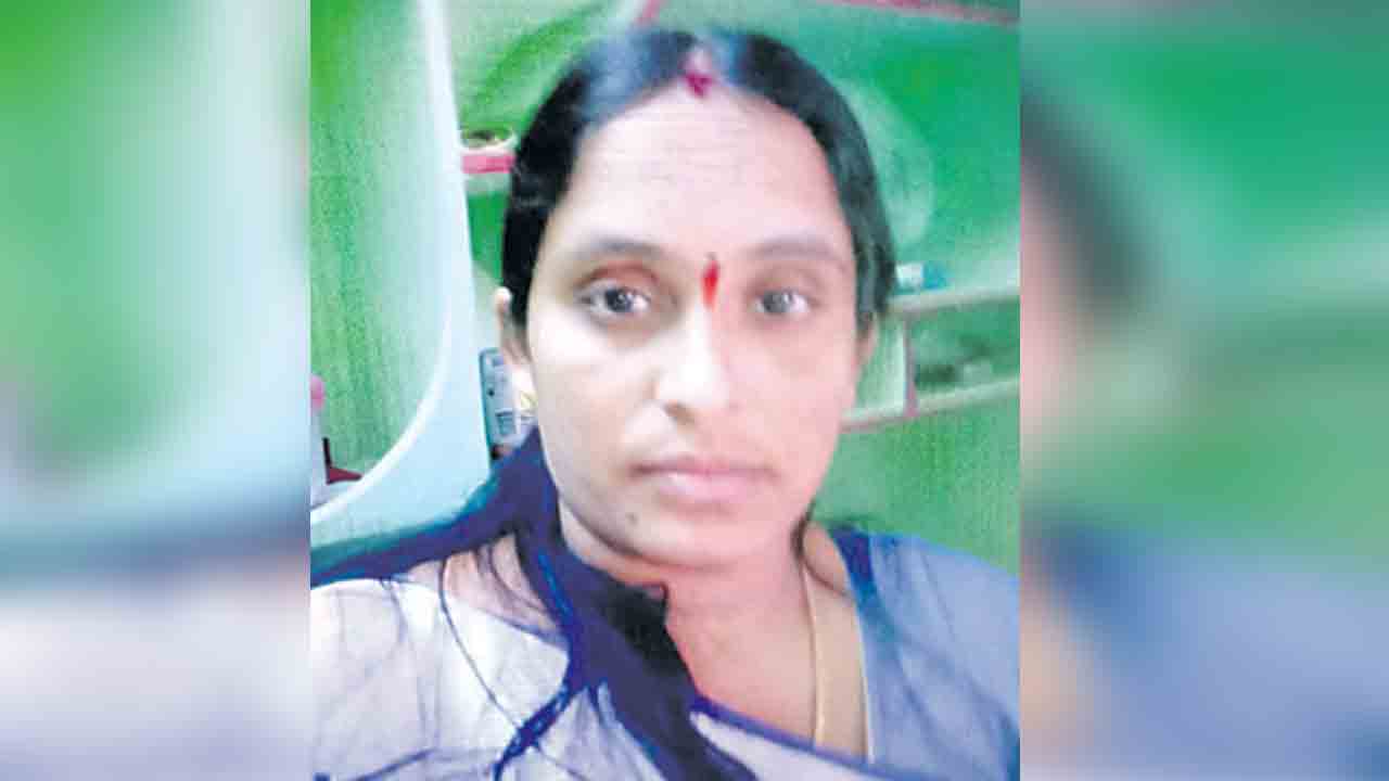 సిద్దిపేటలో దారుణం: బతుకమ్మ ఆడుతుండగానే.. వివాహిత హత్య సిద్దిపేటలో దారుణం: బతుకమ్మ ఆడుతుండగానే.. వివాహిత హత్య