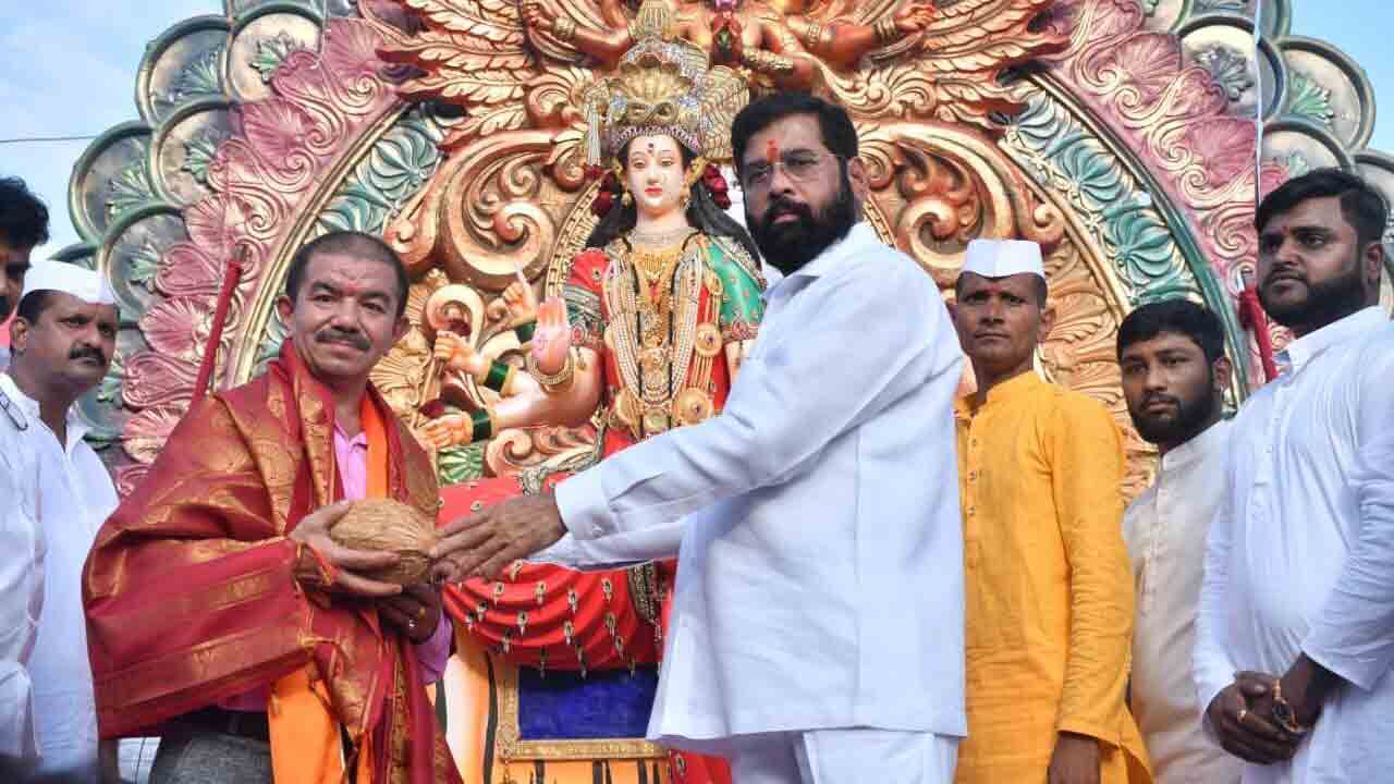 ఏక్నాథ్ షిండే చెంతకు బాల్ థాకరే అత్యంత సన్నిహితుడు ఏక్నాథ్ షిండే చెంతకు బాల్ థాకరే అత్యంత సన్నిహితుడు