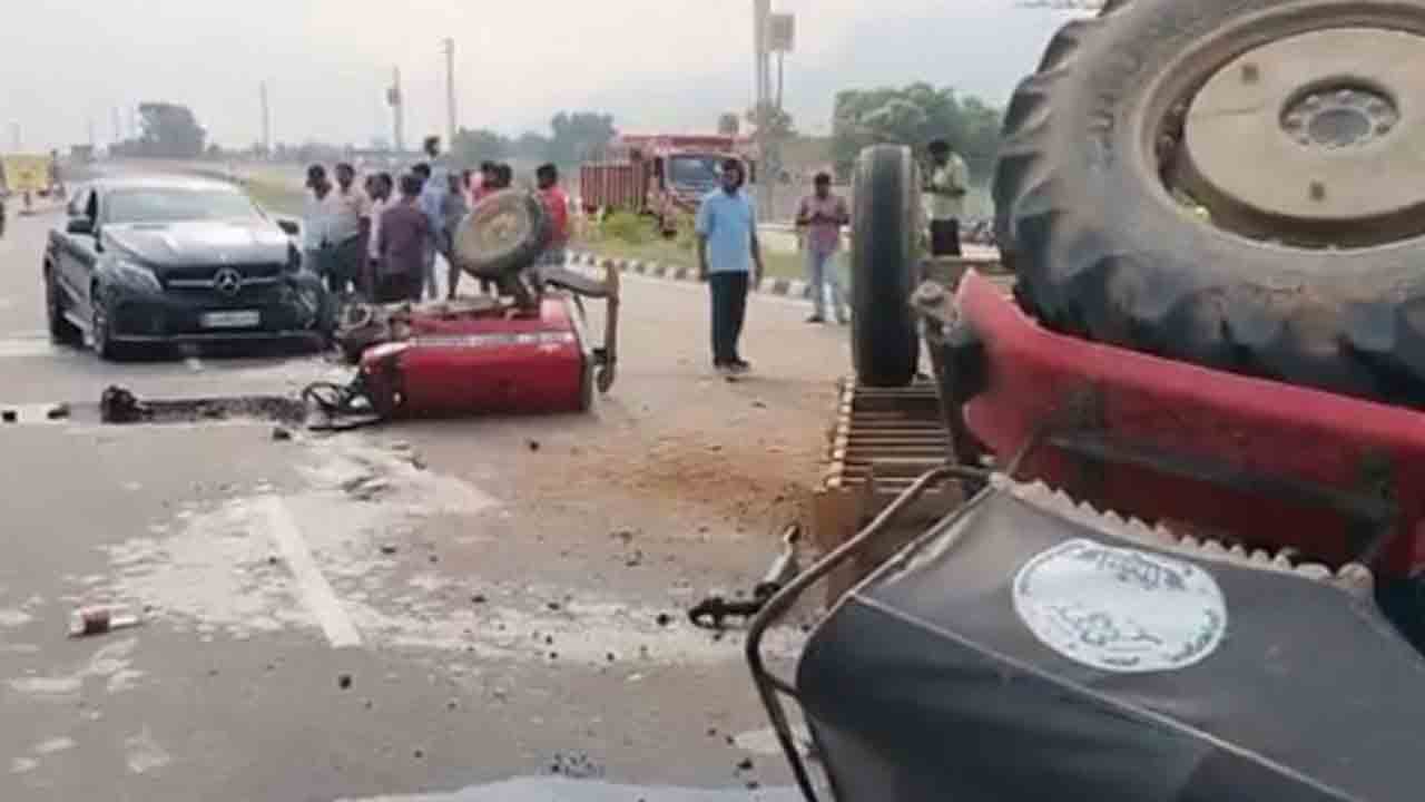 బెంజ్ కారు ఢీకొట్టడంతో.. రెండు ముక్కలైన ట్రాక్టర్ ఇంజిన్ బెంజ్ కారు ఢీకొట్టడంతో.. రెండు ముక్కలైన ట్రాక్టర్ ఇంజిన్