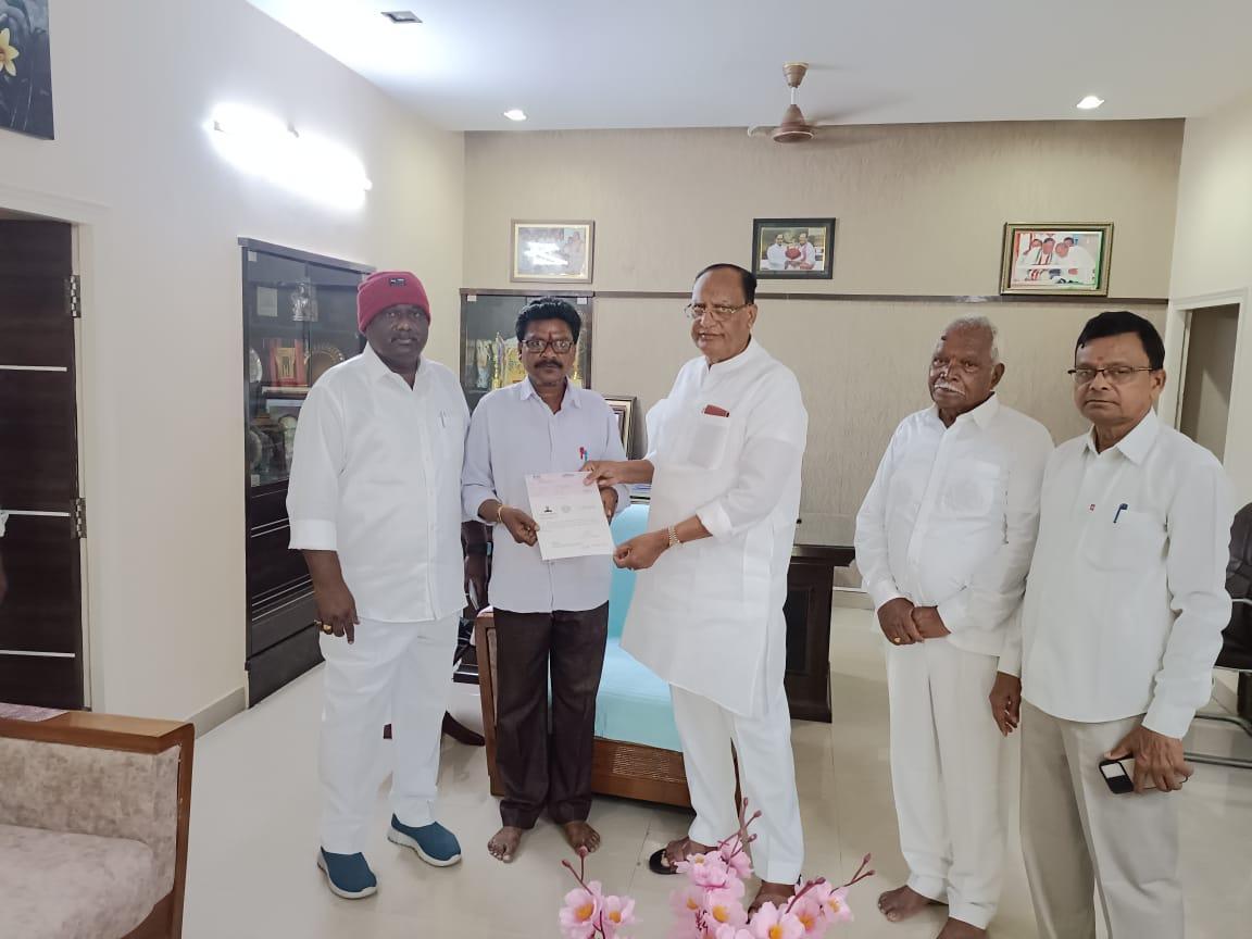 దేశం మొత్తం కేసీఆర్ గారి నాయకత్వం వైపు చూస్తోంది : గుత్తా సుఖేందర్ రెడ్డి దేశం మొత్తం కేసీఆర్ గారి నాయకత్వం వైపు చూస్తోంది : గుత్తా సుఖేందర్ రెడ్డి