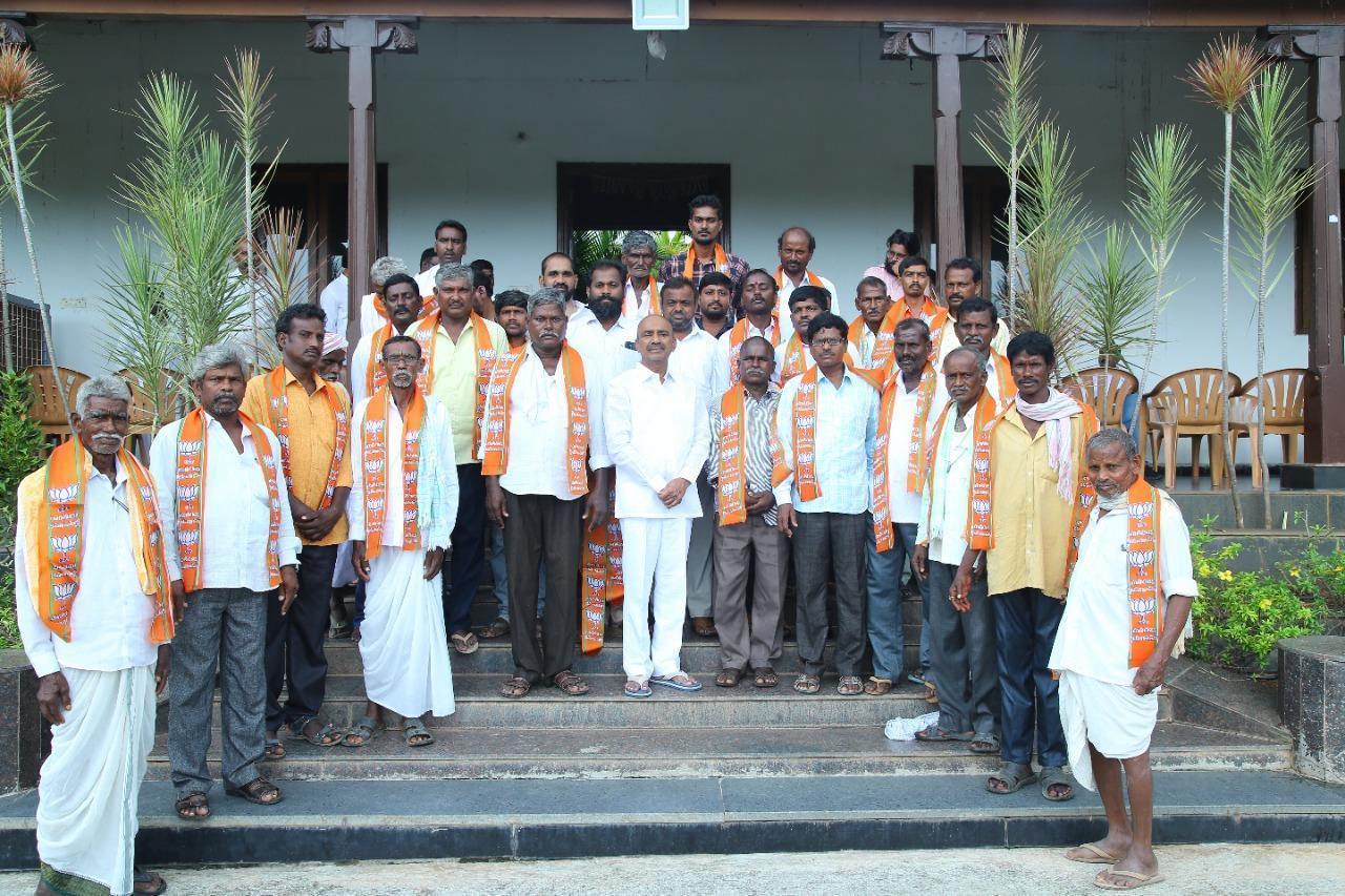 ఈటల సమక్షంలో చేరికలు ఈటల సమక్షంలో చేరికలు