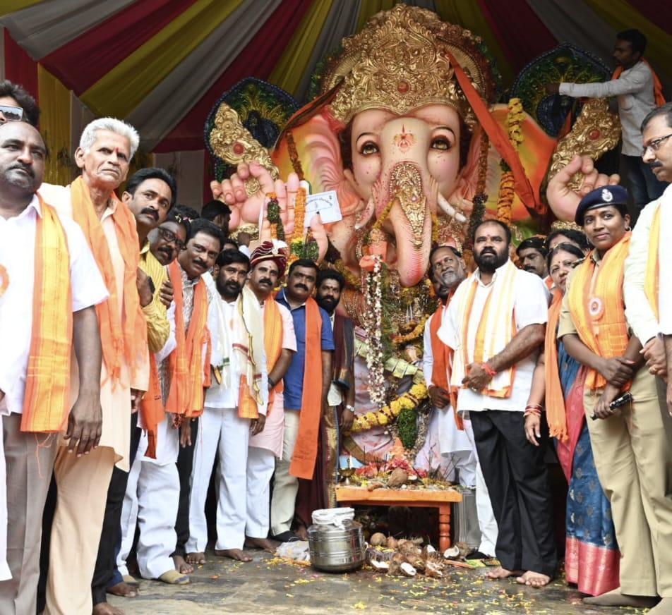 గణేష్ నిమజ్జన శోభాయాత్రను ప్రారంభించిన మంత్రి జగదీష్ రెడ్డి గణేష్ నిమజ్జన శోభాయాత్రను ప్రారంభించిన మంత్రి జగదీష్ రెడ్డి