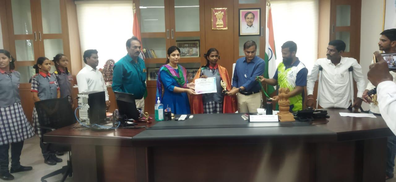 ఖేల్ ఇండియా ఉమెన్స్ క్రీడాకారులను సన్మానించిన కలెక్టర్ పమేలా ఖేల్ ఇండియా ఉమెన్స్ క్రీడాకారులను సన్మానించిన కలెక్టర్ పమేలా