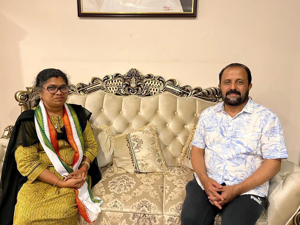 కాంగ్రెస్ సీనియర్లను కలిసిన పాల్వాయి స్రవంతి కాంగ్రెస్ సీనియర్లను కలిసిన పాల్వాయి స్రవంతి