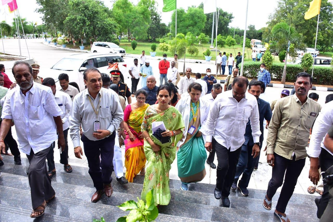 బీబీనగర్ ఎయిమ్స్లో రేడియోగ్రఫీని ప్రారంభించిన కేంద్ర మంత్రి బీబీనగర్ ఎయిమ్స్లో రేడియోగ్రఫీని ప్రారంభించిన కేంద్ర మంత్రి