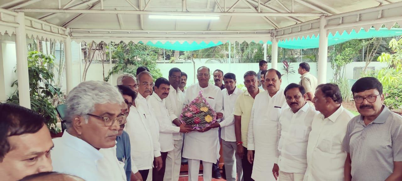 గుత్తాను కలిసిన రెడ్డి హాస్టల్ నూతన కార్యవర్గం గుత్తాను కలిసిన రెడ్డి హాస్టల్ నూతన కార్యవర్గం